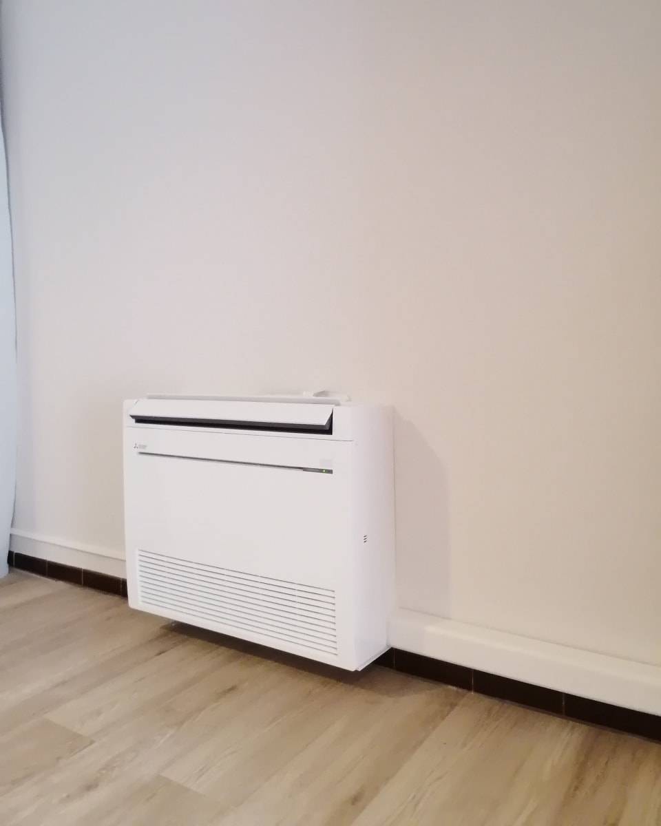 L'installation d'une climatisation réversible console Mitsubishi Electric pour gérer la température d'une maison à Agen