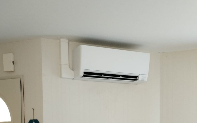 Installation d'une climatisation réversible Mitsubishi Electric mono split dans une jolie maison à Agen