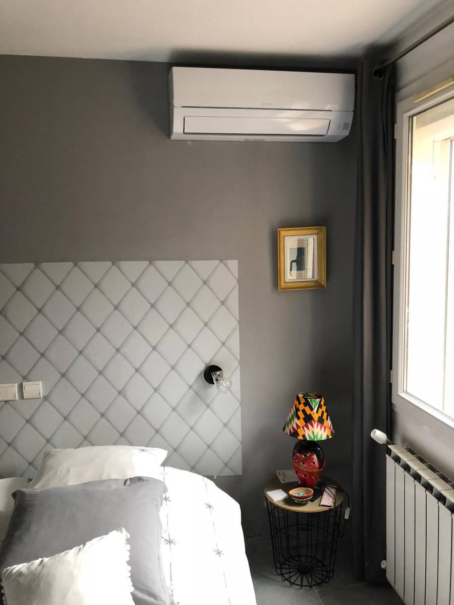 Installation climatisation réversible en haut d'un mur d'un appartement à Agen