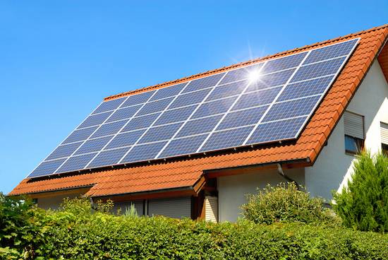 Installation de panneaux solaires sur une maison à Agen 